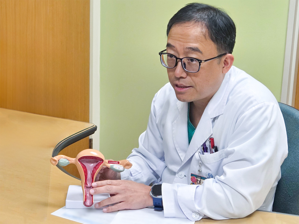 ▲박정열 서울아산병원 산부인과 교수가 8월 11일 서울 송파구 서울아산병원 산부인과 외래진료실에서 이투데이와 만나 국내 자궁내막암 발병 및 치료 현황에 대해 설명하고 있다. (한성주 기자 hsj@)