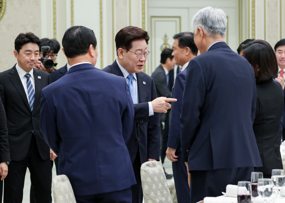 ▲이재명 대통령이 27일 청와대에서 열린 민선 9기 시장·군수·구청장 초청 오찬간담회에 입장하며 참석자들과 인사하고 있다. 2026.8.27 [청와대통신사진기자단] (사진=연합뉴스)
