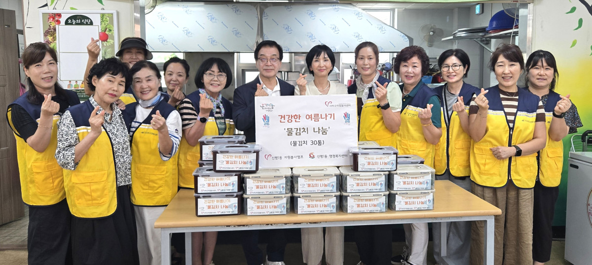 ▲건강한 여름나기 물김치 나눔행사에서 참가자들이 기념사진을 찍고 있다. (사진제공=사하구청)