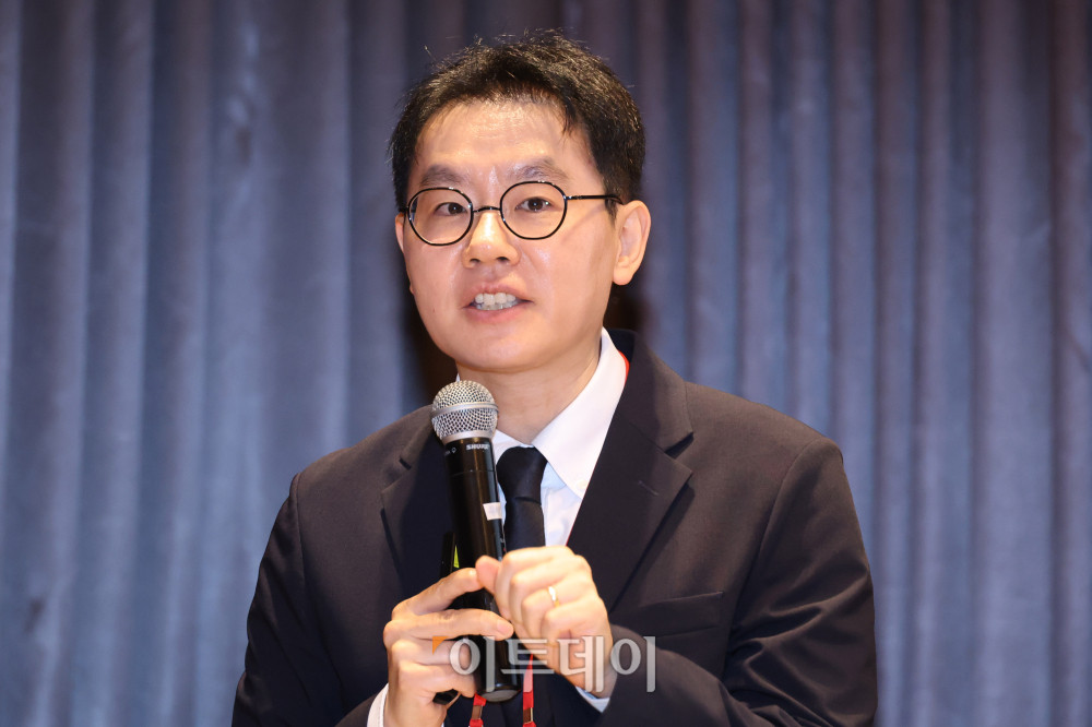 ▲박민수(제네시스박) 더스마트컴퍼니 대표가 27일 서울 강남구 학동로 삼익아트홀에서 열린 와이즈포럼 "현명한 부동산·주식 투자전략"에서 '2026 세제개편과 자산관리 대응방안'을 주제로 강연하고 있다. 이투데이는 매달 주요 경제·금융 이슈를 주제로 투자자들의 시장 이해와 합리적인 재무 의사결정을 돕기 위한 '와이즈포럼'을 개최하고 있다. 고이란 기자 photoeran@