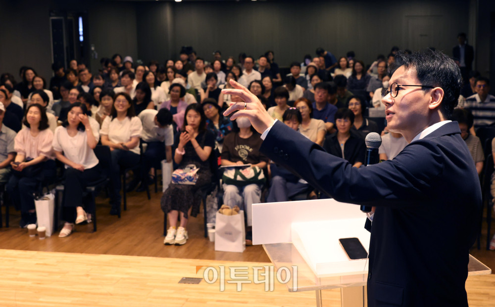 ▲박민수(제네시스박) 더스마트컴퍼니 대표가 27일 서울 강남구 학동로 삼익아트홀에서 열린 와이즈포럼 "현명한 부동산·주식 투자전략"에서 '2026 세제개편과 자산관리 대응방안'을 주제로 강연하고 있다. 이투데이는 매달 주요 경제·금융 이슈를 주제로 투자자들의 시장 이해와 합리적인 재무 의사결정을 돕기 위한 '와이즈포럼'을 개최하고 있다. 고이란 기자 photoeran@