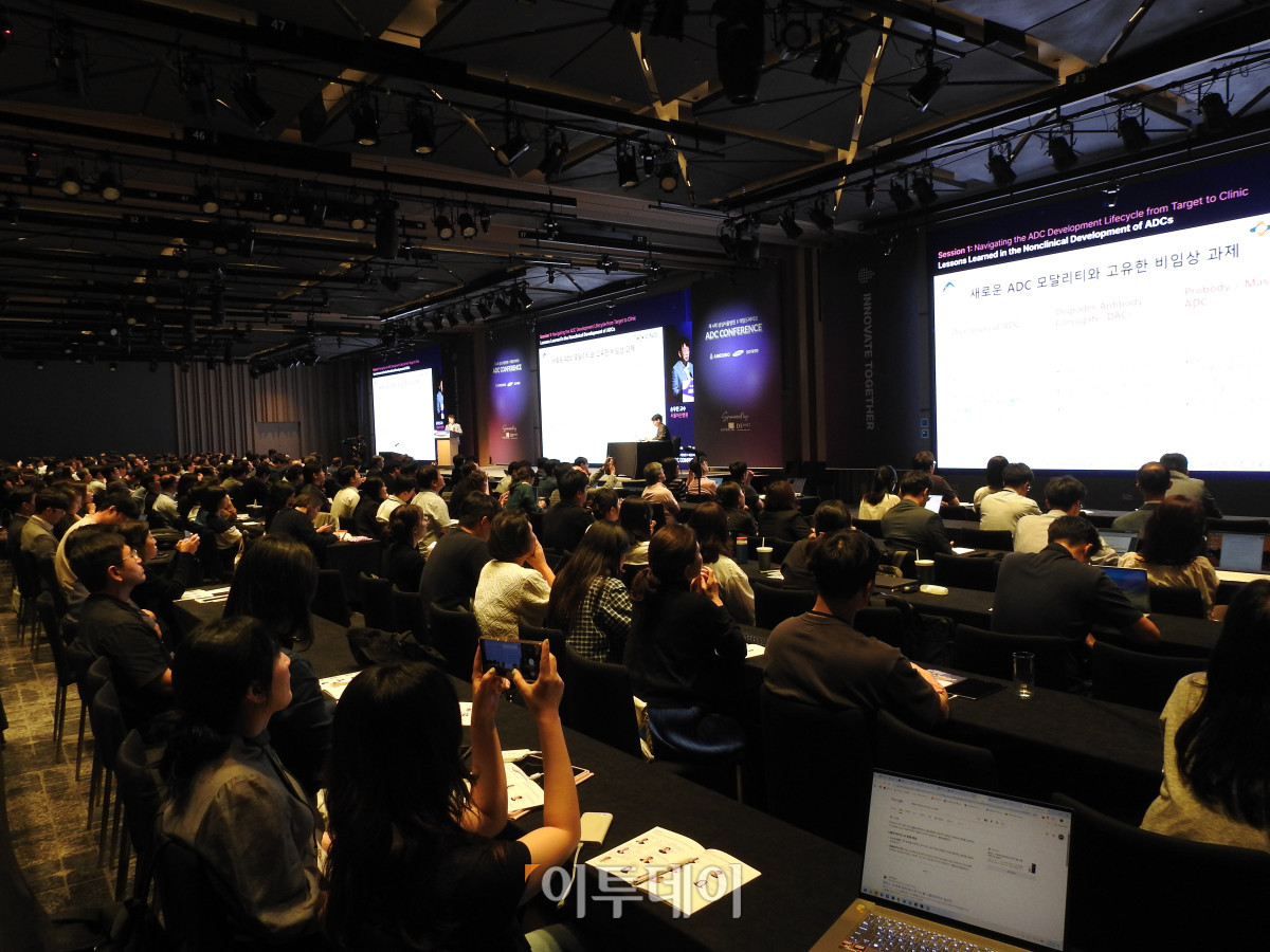▲27일 서울 강남구 웨스틴 서울 파르나스에서 열린 ‘제4회 삼성서울병원·에임드바이오 ADC 콘퍼런스’에 많은 참관객이 발표를 듣고 있다. (노상우 기자 nswreal@)