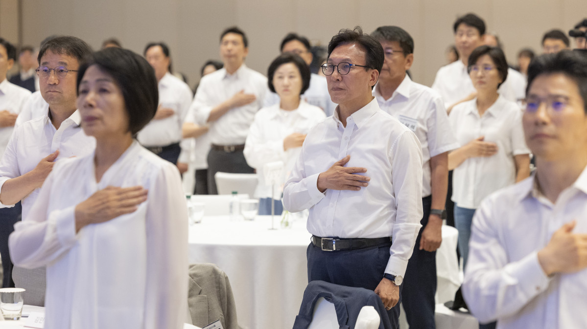 ▲김민석 민주당 대표를 비롯한 민주당 의원들이 27일 인천 중구 인스파이어 리조트에서 열린 2026년 정기국회 대비 국회의원 워크숍에서 국기에 경례하고 있다. (연합뉴스)