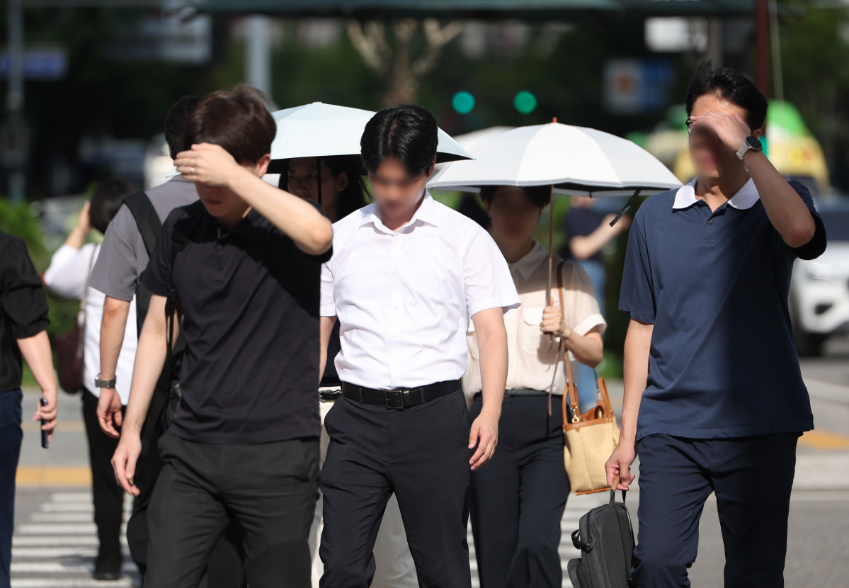 ▲서울 중구 세종대로 사거리에서 시민들이 손으로 햇볕을 가리며 이동하고 있다. (뉴시스)
