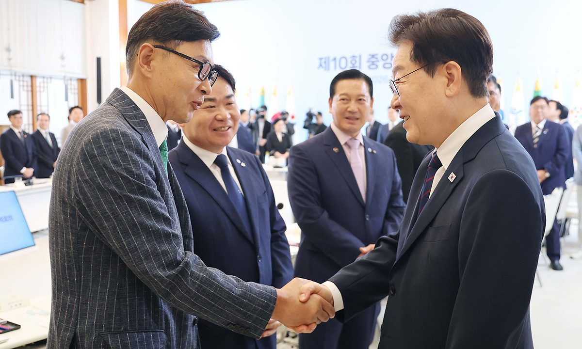 ▲이재명 대통령이 26일 청와대에서 열린 제10회 중앙지방협력회의에서 김철우 보성군수와 악수하고 있다. (연합뉴스)