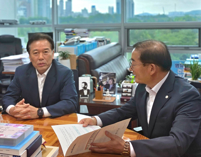 ▲이재각(오른쪽) 진도군수는 최근 여의도 국회를 찾아 국회 예산결산특별위원회 간사인 정태호 의원 등 여당 주요 의원들을 만나 국고 보조금 확보와 지역 핵심 현안에 대해 지원을 요청했다. (진도군)