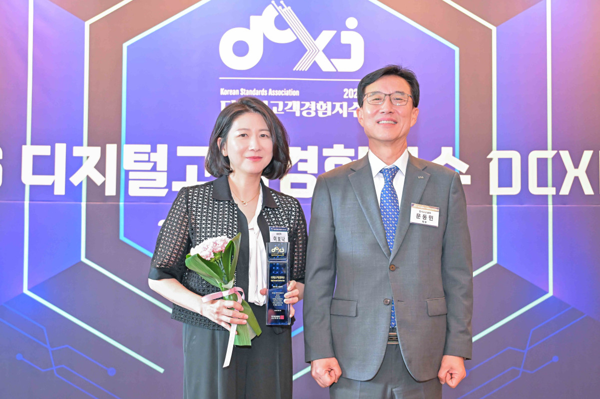 ▲27일 서울 중구 서울신라호텔에서 진행된 '디지털고객경험지수' 인증 수여식에서 이보나 삼성전자 상무(왼쪽)와 문동민 한국표준협회 회장(오른쪽)이 기념 촬영을 하고 있다. (사진제공=삼성전자)