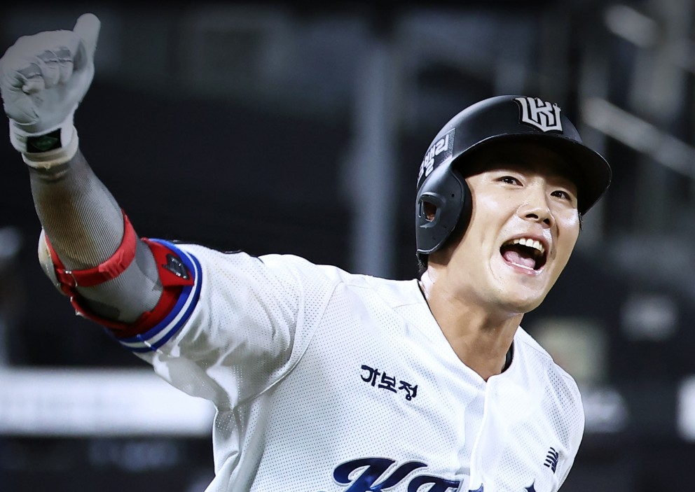 ▲kt 장진혁이 27일 수원케이티위즈파크에서 열린 2026 프로야구 두산 베어스와 홈 경기 4-4로 맞선 연장 11회말 끝내기 홈런을 친 뒤 환호하고 있다. (사진제공=kt 위즈)