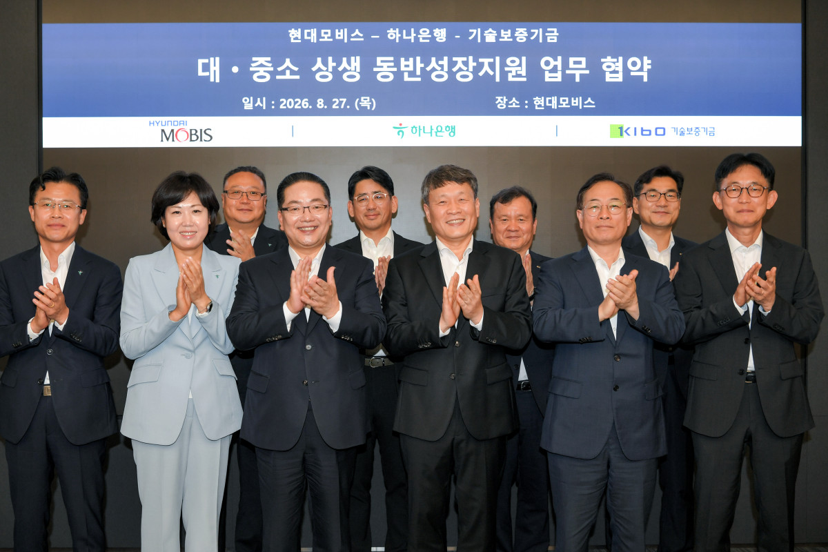 ▲27일 서울 역삼동 현대모비스 본사에서 열린 협력사 금융지원을 위한 상생보증 업무협약을(MOU)에서 (앞줄 오른쪽 두번째부터)권형택 기술보증기금 이사장, 이규석 현대모비스 대표이사, 이호성 하나은행장이 기념 사진을 촬영하고 있다. (사진=현대모비스)