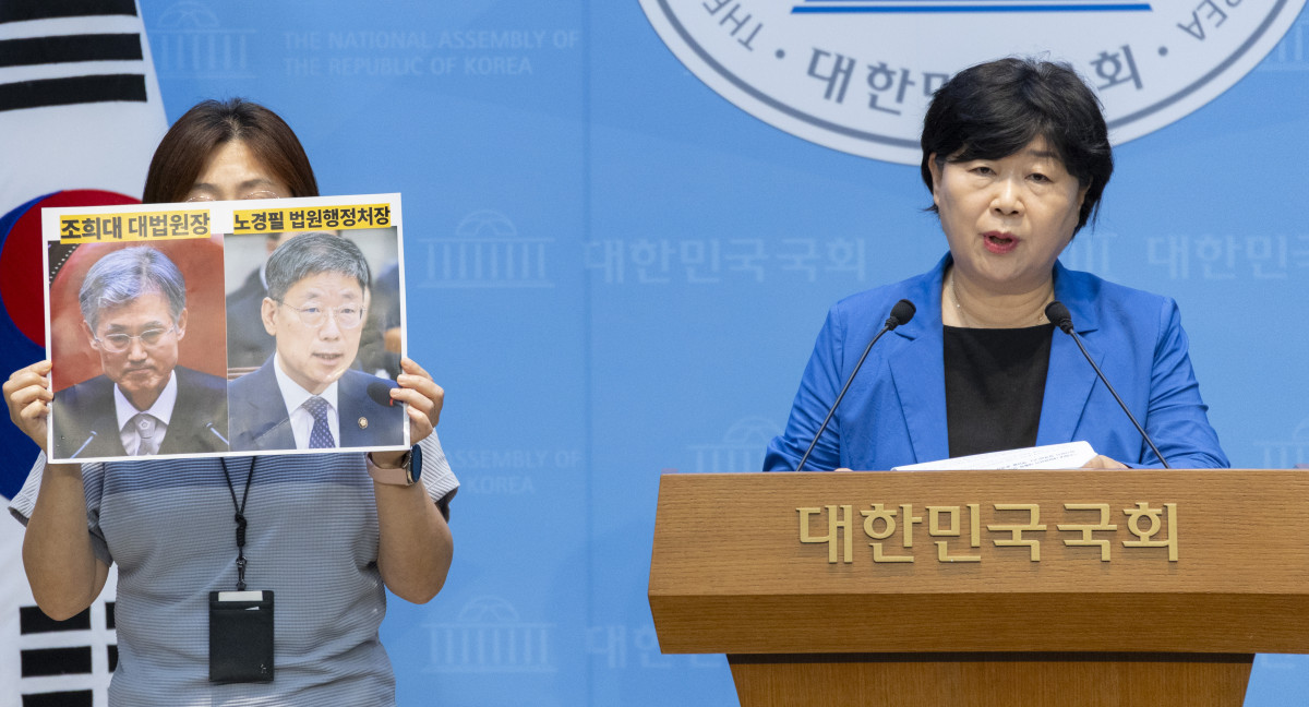 ▲국회 법제사법위원회 위원장인 더불어민주당 서영교 의원이 25일 국회에서 조희대 대법원장의 대법관 제청 사태와 관련해 오는 31일 열릴 법사위 전체 회의에 조 대법원장의 출석을 촉구하는 기자회견을 하고 있다. (연합뉴스)