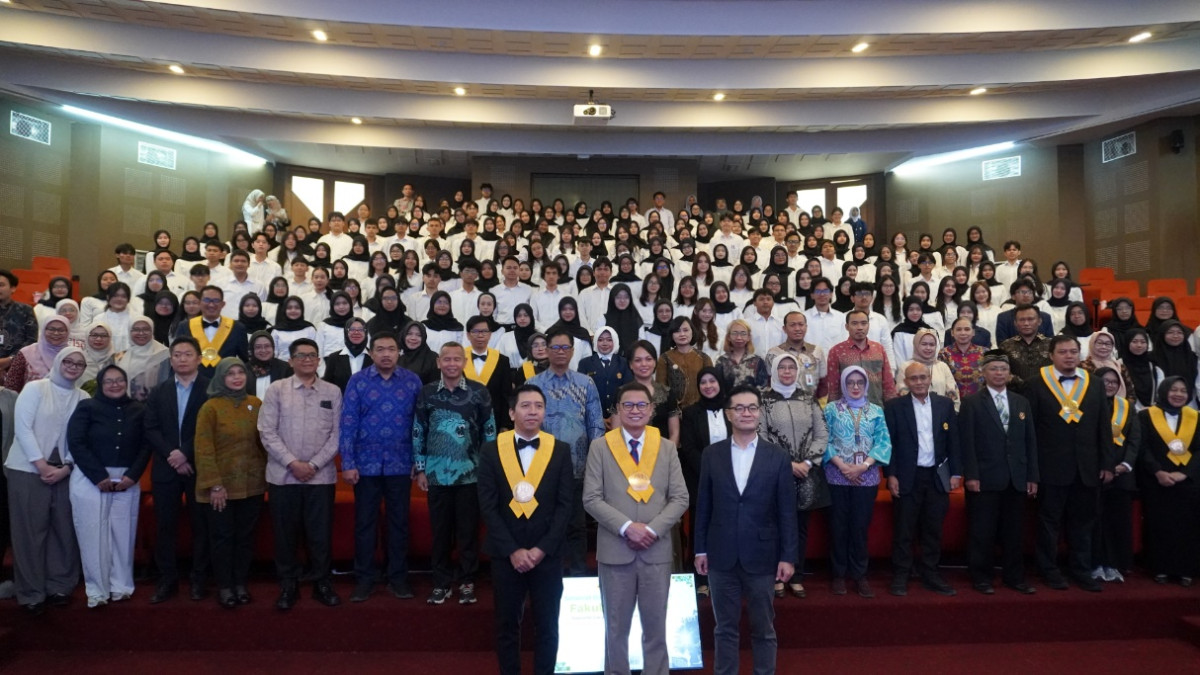 ▲코스맥스와 파자자란대학교 관계자들이 최근 인도네시아 서부 자바 파자자란대에서 열린 화장품학과 개설 및 'ABG 프로그램' 출범식에서 기념촬영을 하고 있다. (사진제공=코스맥스)