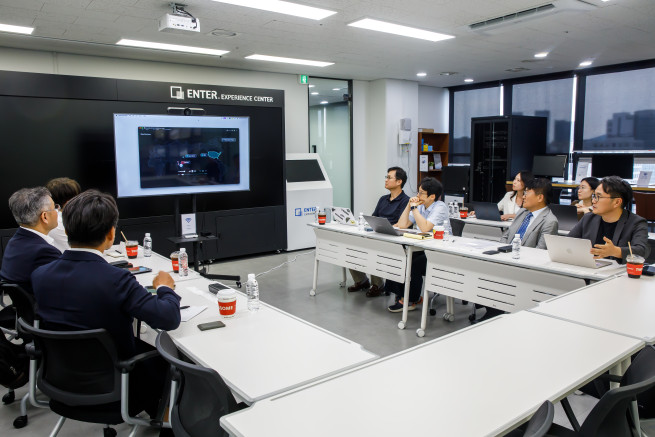 ▲이상훈 한국산업단지공단 이사장과 박승훈 위즈코어 대표 등 참석자들이 27일 서울 성동구 위즈코어 성수생각공장에서 국산 온톨로지 기반 제조 AI 플랫폼과 열 공정 자율운영 기술에 대한 설명을 듣고 있다. (사진제공=한국산업단지공단)