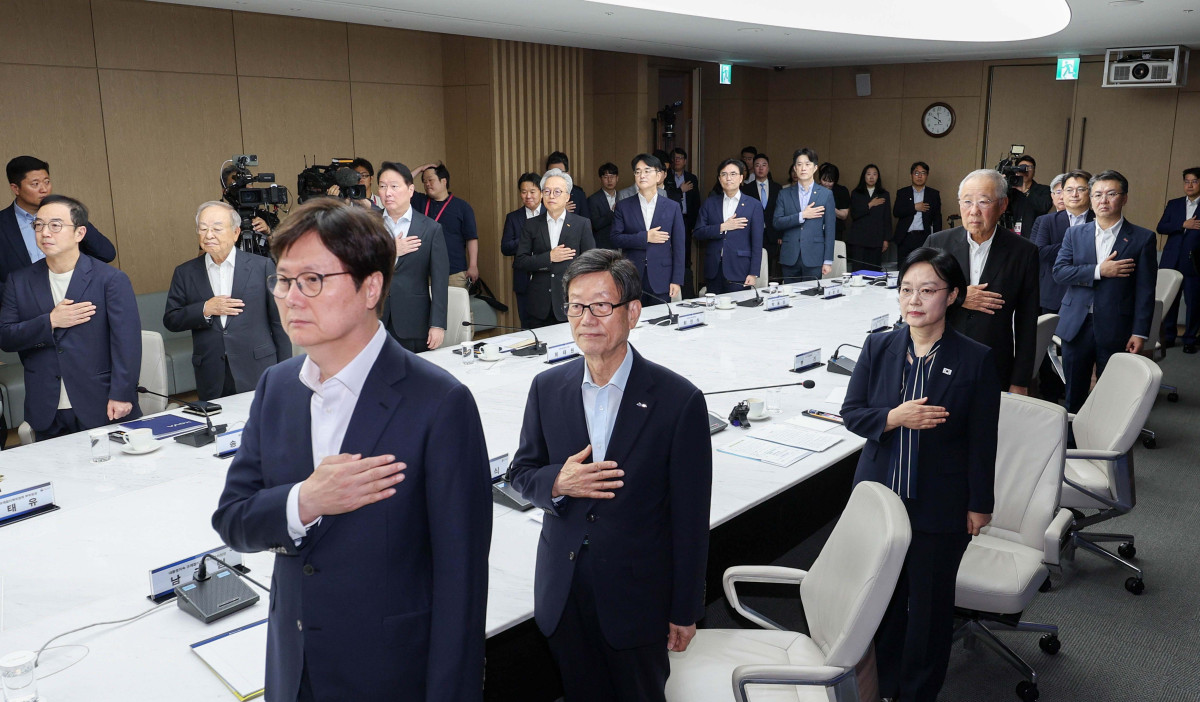 ▲한성숙 국무총리와 최태원 대한상공회의소 회장을 비롯한 주요 참석자들이 28일 서울 중구 대한상공회의소에서 열린 '경제협-단체규제 합리화 간담회'에 참석해 국민의례 하고 있다. 신태현 기자 holjjak@