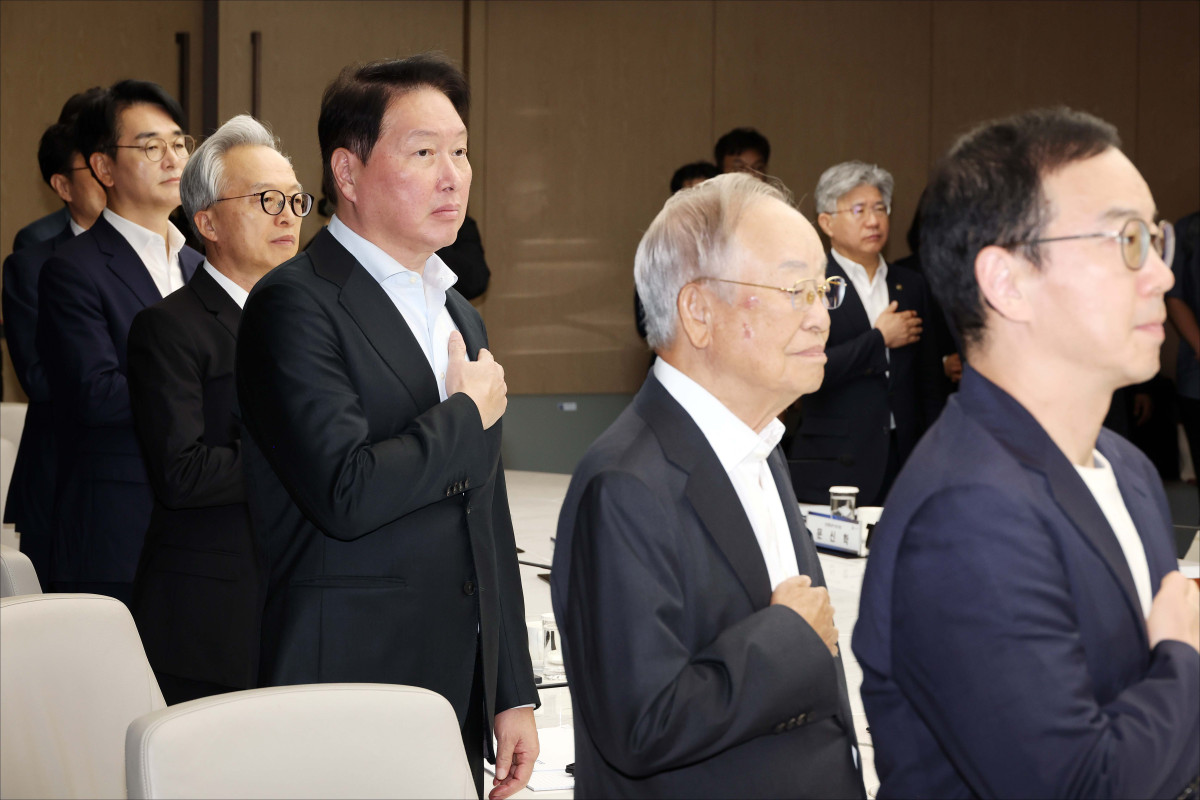 ▲최태원 대한상공회의소 회장과 손경식 한국경영자총협회 회장 등이 28일 오전 서울 중구 대한상공회의소에서 열린 경제 협·단체 규제합리화 간담회에서 국민의례를 하고 있다. 신태현 기자 holjjak@