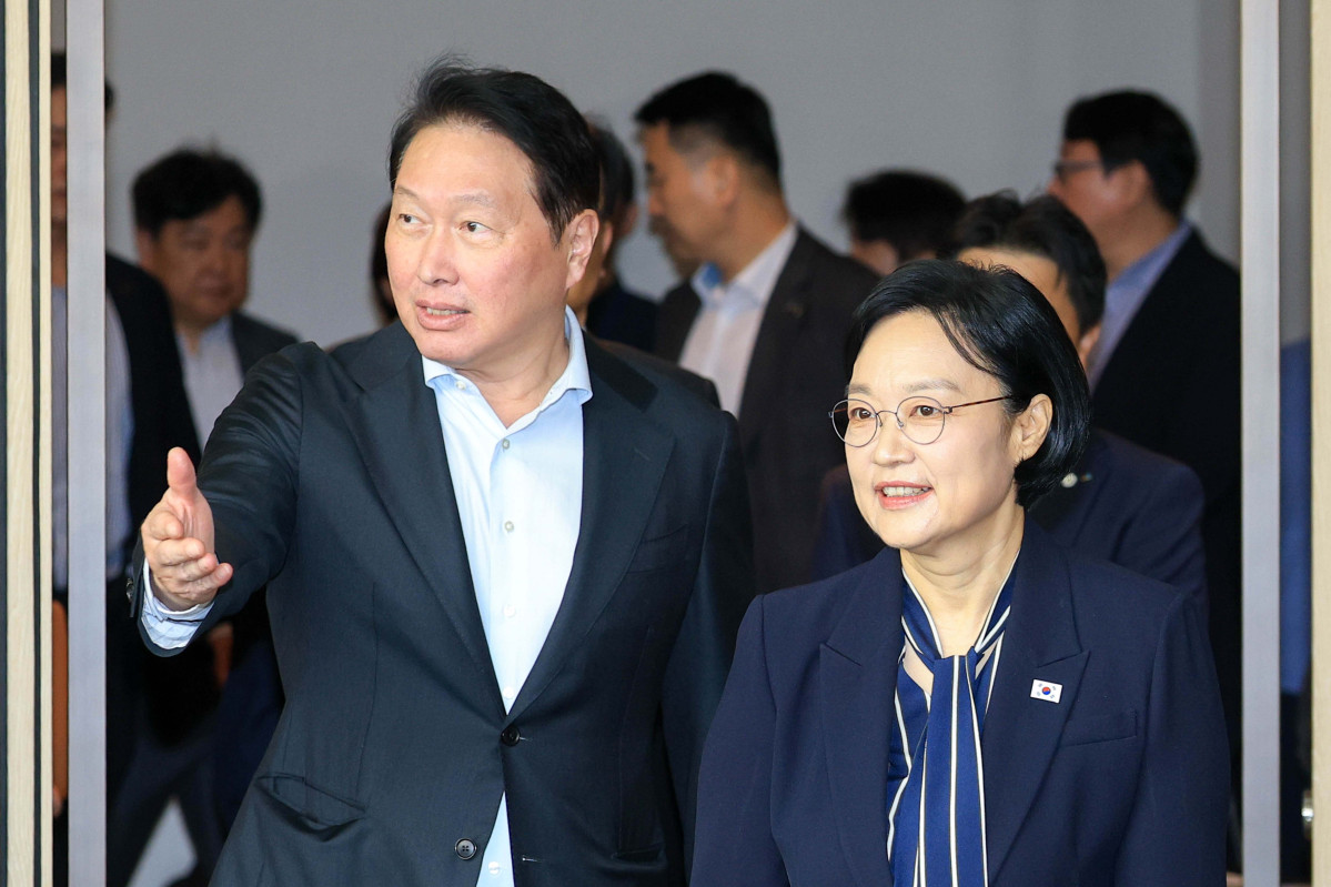 ▲한성숙 국무총리와 최태원 대한상공회의소 회장이 28일 서울 중구 대한상공회의소에서 열린 '경제협-단체규제 합리화 간담회'에 참석하고 있다. 신태현 기자 holjjak@