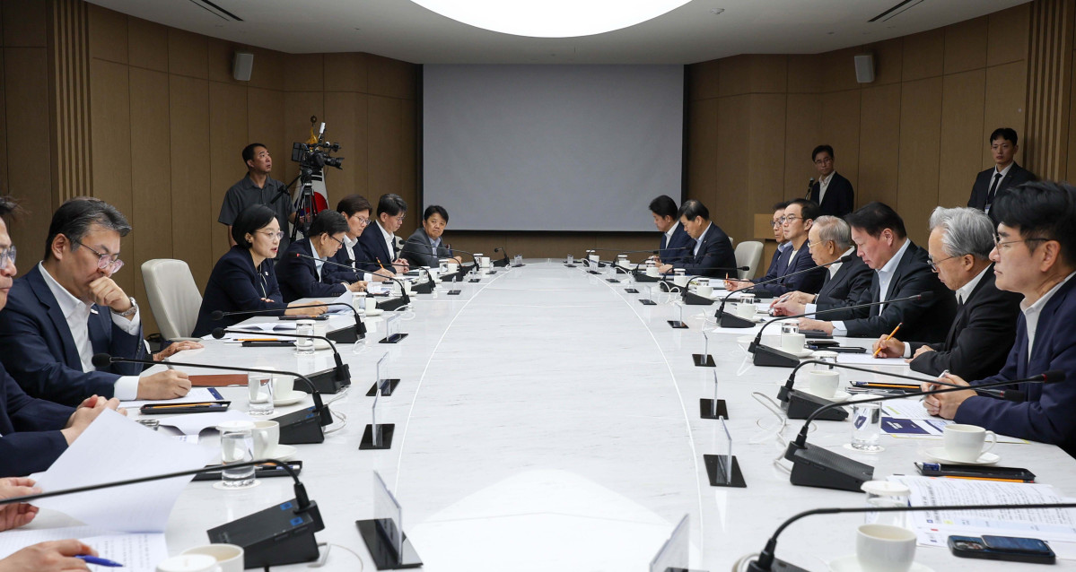 ▲한성숙 국무총리가 28일 서울 중구 대한상공회의소에서 열린 경제 협·단체 규제합리화 간담회에서 모두발언을 하고 있다. 신태현 기자 holjjak@