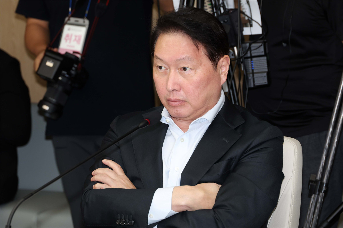 ▲최태원 대한상공회의소 회장이 28일 오전 서울 중구 대한상공회의소에서 열린 경제 협·단체 규제합리화 간담회에서 한성숙 국무총리의 모두발언을 듣고 있다. 신태현 기자 holjjak@