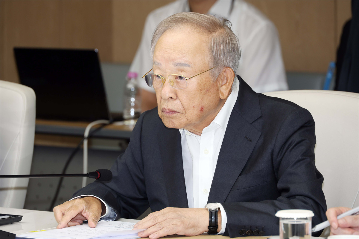 ▲손경식 한국경영자총협회 회장이 28일 오전 서울 중구 대한상공회의소에서 열린 경제 협·단체 규제합리화 간담회에서 한성숙 국무총리의 모두발언을 듣고 있다. 신태현 기자 holjjak@