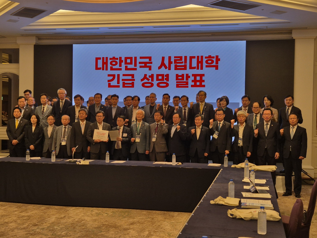 ▲한국사립대학총장협의회(사총협)가 28일 제주 롯데호텔에서 열린 한국대학교육협의회 하계 대학총장세미나에서 긴급 성명을 발표하고 있다. (강문정 기자 kangmj@)