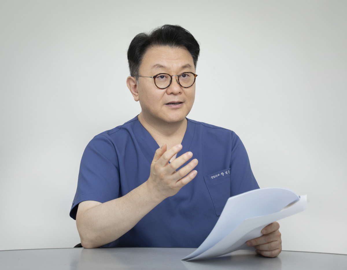 ▲장석준 아주대학교병원 산부인과 교수가 경기 수원시 아주대병원 연구동에서 이투데이와 만나 국내 난소암 치료 현황에 대해 설명하고 있다. (한성주 기자 hsj@)