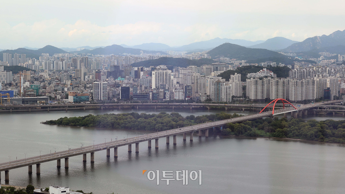 ▲가을 이사철을 앞두고 전국의 새 아파트 입주 물량이 연중 최저를 기록할 전망이다. 28일 부동산114에 따르면 다음 달 전국의 새 아파트 입주 예정 물량은 총 1만4174가구로 올해 들어 가장 적은 물량이다. 이는 2021년 4월 이후 가장 적은 수준으로, 수도권뿐 아니라 지방에서도 전월세 시장의 불안 요인으로 작용할 전망이다. 사진은 서울의 한 아파트 단지 전경. 고이란 기자 photoeran@