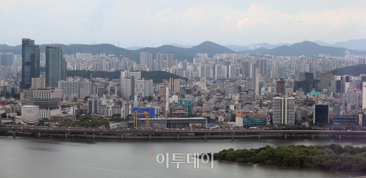 ▲가을 이사철을 앞두고 전국의 새 아파트 입주 물량이 연중 최저를 기록할 전망이다. 28일 부동산114에 따르면 다음 달 전국의 새 아파트 입주 예정 물량은 총 1만4174가구로 올해 들어 가장 적은 물량이다. 이는 2021년 4월 이후 가장 적은 수준으로, 수도권뿐 아니라 지방에서도 전월세 시장의 불안 요인으로 작용할 전망이다. 사진은 서울의 한 아파트 단지 전경. 고이란 기자 photoeran@