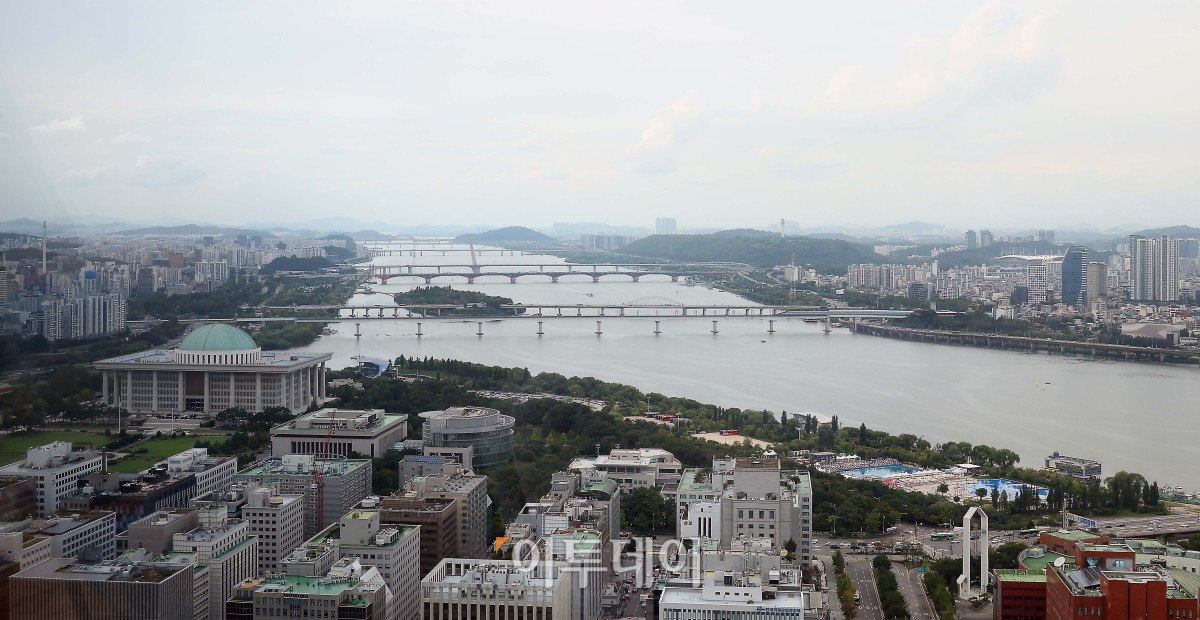 ▲가을 이사철을 앞두고 전국의 새 아파트 입주 물량이 연중 최저를 기록할 전망이다. 28일 부동산114에 따르면 다음 달 전국의 새 아파트 입주 예정 물량은 총 1만4174가구로 올해 들어 가장 적은 물량이다. 이는 2021년 4월 이후 가장 적은 수준으로, 수도권뿐 아니라 지방에서도 전월세 시장의 불안 요인으로 작용할 전망이다. 사진은 서울의 한 아파트 단지 전경. 고이란 기자 photoeran@