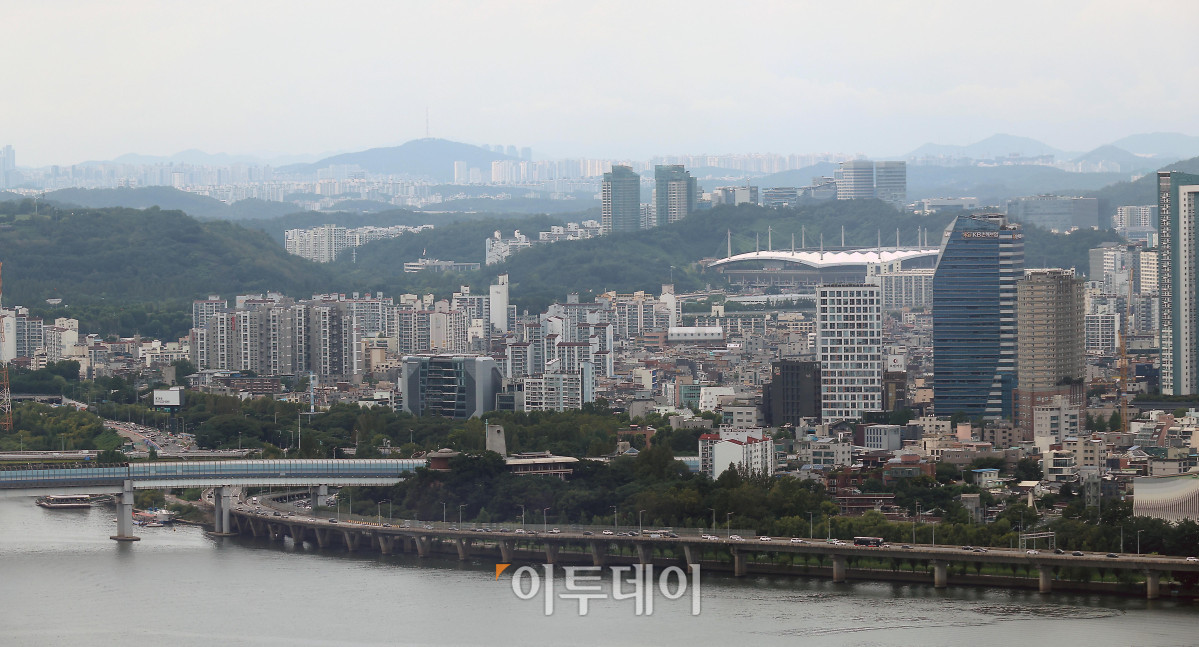 ▲가을 이사철을 앞두고 전국의 새 아파트 입주 물량이 연중 최저를 기록할 전망이다. 28일 부동산114에 따르면 다음 달 전국의 새 아파트 입주 예정 물량은 총 1만4174가구로 올해 들어 가장 적은 물량이다. 이는 2021년 4월 이후 가장 적은 수준으로, 수도권뿐 아니라 지방에서도 전월세 시장의 불안 요인으로 작용할 전망이다. 사진은 서울의 한 아파트 단지 전경. 고이란 기자 photoeran@