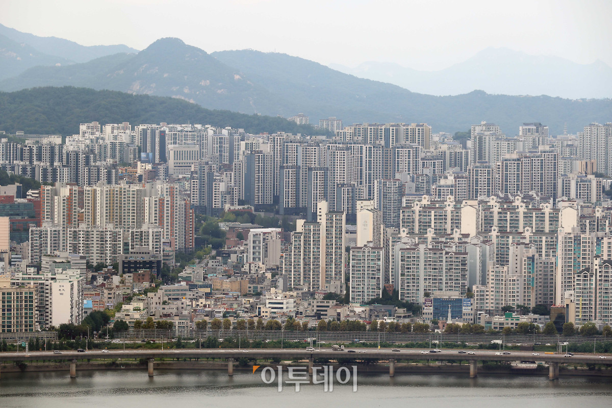 ▲가을 이사철을 앞두고 전국의 새 아파트 입주 물량이 연중 최저를 기록할 전망이다. 28일 부동산114에 따르면 다음 달 전국의 새 아파트 입주 예정 물량은 총 1만4174가구로 올해 들어 가장 적은 물량이다. 이는 2021년 4월 이후 가장 적은 수준으로, 수도권뿐 아니라 지방에서도 전월세 시장의 불안 요인으로 작용할 전망이다. 사진은 서울의 한 아파트 단지 전경. 고이란 기자 photoeran@