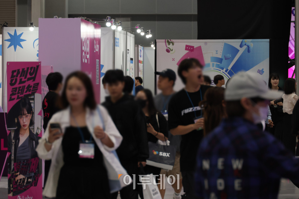 ▲28일 서울 마곡 코엑스 전시장에서 열린 ‘2026 크리에이터 미디어 대전’에서 관람객들이 전시장을 둘러보고 있다. ‘Creator Square, 모두의 창작이 모이는 광장’을 주제로 29일까지 열리는 이번 행사는 창작자와 팬, 브랜드가 한자리에 모여 만나고 교류하는 참여형 미디어 축제다. 고이란 기자 photoeran@