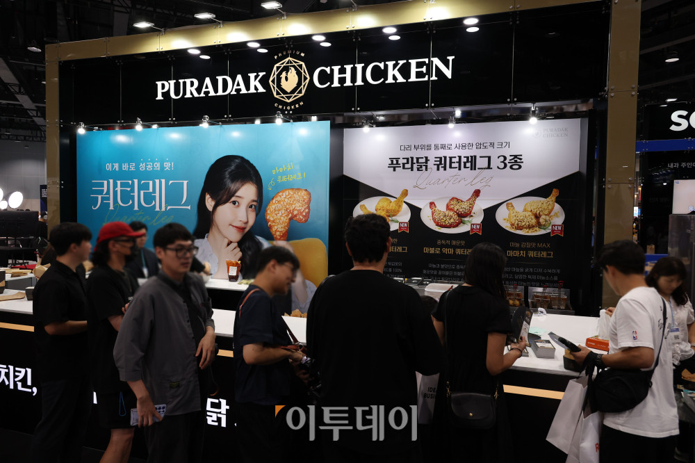 ▲28일 서울 마곡 코엑스 전시장에서 열린 ‘2026 크리에이터 미디어 대전’에서 관람객들이 이벤트에 참여하고 있다. ‘Creator Square, 모두의 창작이 모이는 광장’을 주제로 29일까지 열리는 이번 행사는 창작자와 팬, 브랜드가 한자리에 모여 만나고 교류하는 참여형 미디어 축제다. 고이란 기자 photoeran@