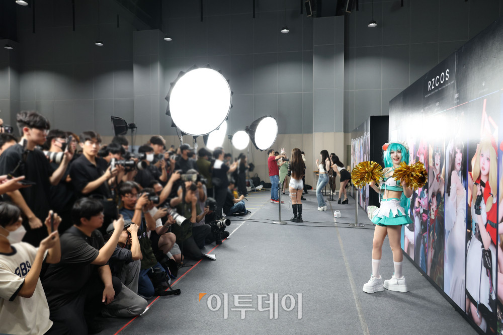 ▲28일 서울 마곡 코엑스 전시장에서 열린 ‘2026 크리에이터 미디어 대전’에서 코스프레 크리에이터들이 팬들과 만나고 있다. ‘Creator Square, 모두의 창작이 모이는 광장’을 주제로 29일까지 열리는 이번 행사는 창작자와 팬, 브랜드가 한자리에 모여 만나고 교류하는 참여형 미디어 축제다. 고이란 기자 photoeran@