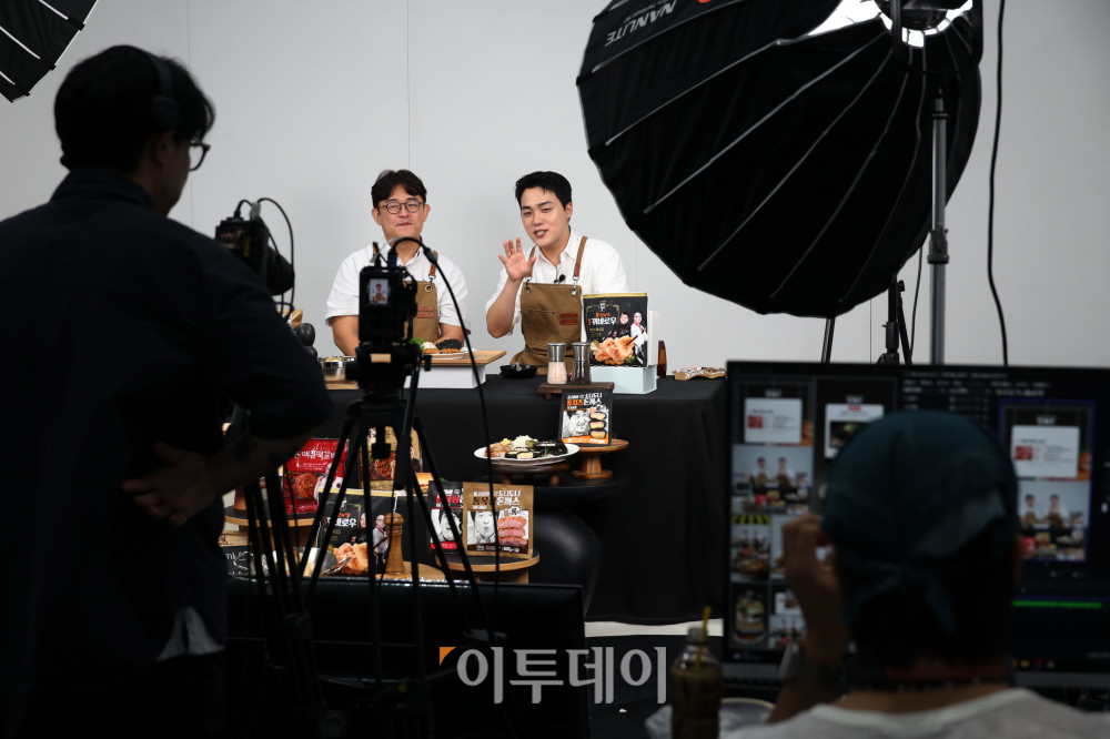 ▲28일 서울 마곡 코엑스 전시장에서 열린 ‘2026 크리에이터 미디어 대전’에서 크리에이터들이 방송을 진행하고 있다. ‘Creator Square, 모두의 창작이 모이는 광장’을 주제로 29일까지 열리는 이번 행사는 창작자와 팬, 브랜드가 한자리에 모여 만나고 교류하는 참여형 미디어 축제다. 고이란 기자 photoeran@