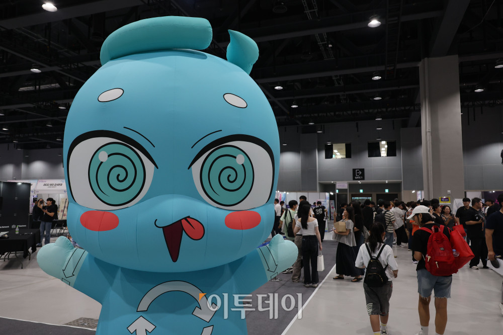 ▲28일 서울 마곡 코엑스 전시장에서 열린 ‘2026 크리에이터 미디어 대전’에서 관람객들이 전시장을 둘러보고 있다. ‘Creator Square, 모두의 창작이 모이는 광장’을 주제로 29일까지 열리는 이번 행사는 창작자와 팬, 브랜드가 한자리에 모여 만나고 교류하는 참여형 미디어 축제다. 고이란 기자 photoeran@