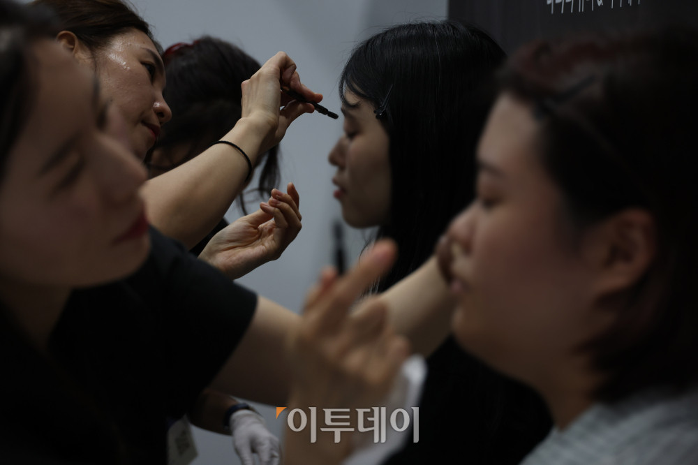 ▲28일 서울 마곡 코엑스 전시장에서 열린 ‘2026 크리에이터 미디어 대전’에서 관람객들이 메이크업 체험을 하고 있다. ‘Creator Square, 모두의 창작이 모이는 광장’을 주제로 29일까지 열리는 이번 행사는 창작자와 팬, 브랜드가 한자리에 모여 만나고 교류하는 참여형 미디어 축제다. 고이란 기자 photoeran@