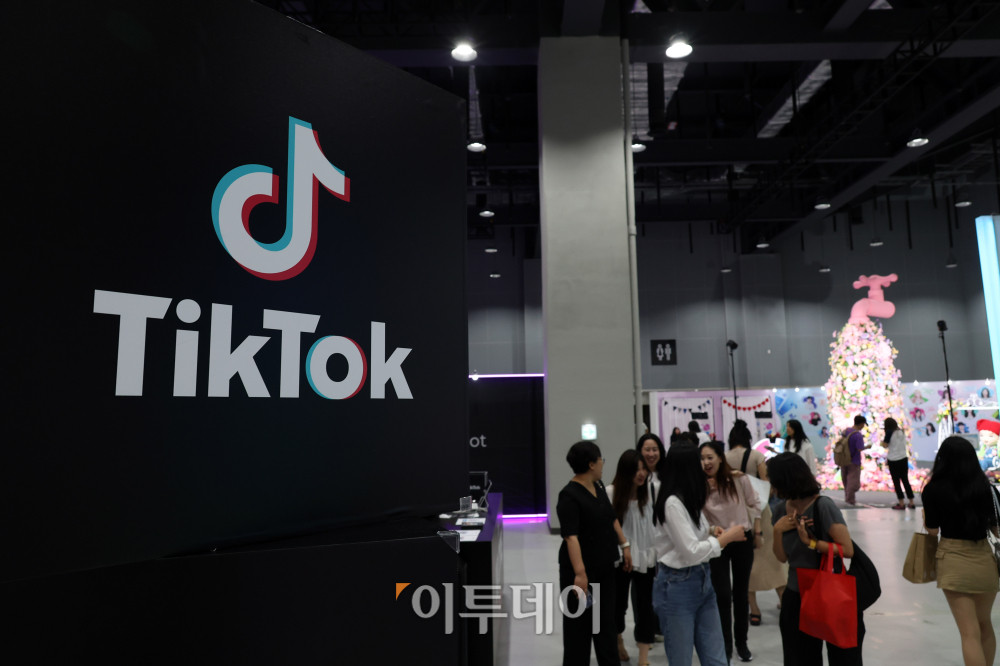 ▲28일 서울 마곡 코엑스 전시장에서 열린 ‘2026 크리에이터 미디어 대전’에서 관람객들이 전시장을 둘러보고 있다. ‘Creator Square, 모두의 창작이 모이는 광장’을 주제로 29일까지 열리는 이번 행사는 창작자와 팬, 브랜드가 한자리에 모여 만나고 교류하는 참여형 미디어 축제다. 고이란 기자 photoeran@