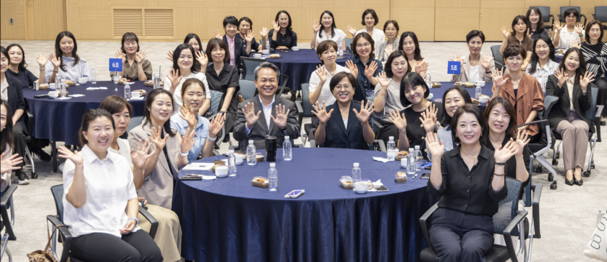 ▲'신한 쉬어로즈(SHeroes)’ 프로그램에 참석한 진옥동 회장과 여성 리더들이 기념촬영하는 모습 (사진제공=신한금융)