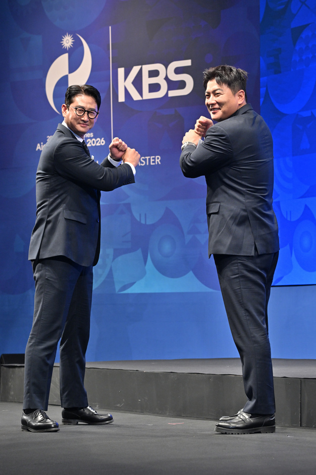 ▲KBS 야구 해설위원 박용택(왼쪽)과 김태균(오른쪽)이 28일 서울 영등포구 KBS 아트홀에서 열린 ‘2026 아이치ㆍ나고야 아시안게임 제작발표회’에 참석해 포즈를 취하고 있다. (사진제공=KBS)