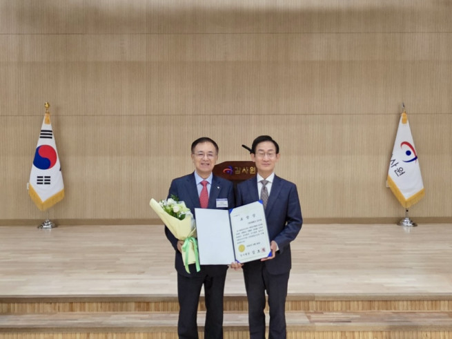 ▲강원랜드 감사위원회는 28일 서울 종로구 감사원 본원에서 열린 감사원 선정 ‘2026년 공공기관 자체감사활동 포상식’에서 공기업 중 최우수기관으로 선정돼 감사원장 표창을 수상했다. <왼쪽부터 안광복 강원랜드 상임감사위원, 김호철 감사원장> (사진제공 = 강원랜드)