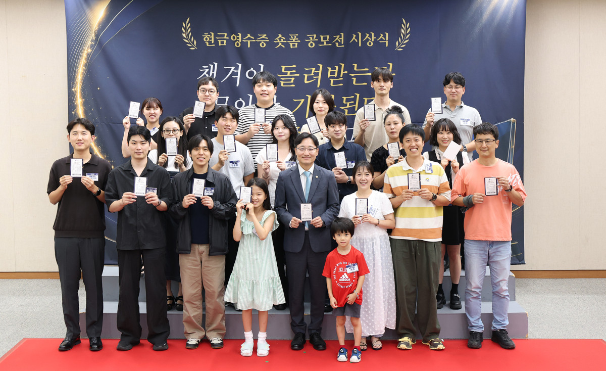▲임광현 국세청장이 28일 서울지방국세청에서 열린 ‘현금영수증 숏폼 공모전’ 시상식에서 수상자들과 기념 촬영을 하고 있다. (사진제공=국세청)