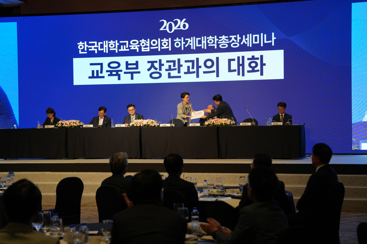 ▲한국사립대학총장협의회장을 맡고 있는 전민현 인제대 총장이 28일 제주 롯데호텔에서 진행된 교육부의 대화에서 최은옥 교육부 차관에게 국·사립 간 형평성을 고려한 장학금 제도 재설계를 요구하는 사총협 측의 건의문을 전달하고 있다. (사진=한국대학교육협의회)