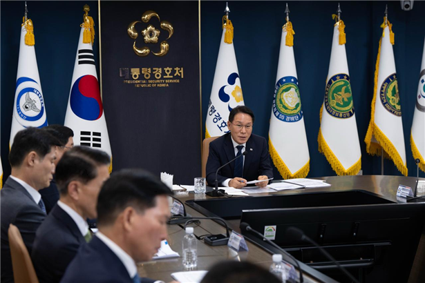 ▲대통령경호처는 8월 28일 서울 종로구 소재 경호청사에서 대통령경호안전대책위원회를 개최하고 ‘2026년 한·중앙아시아 정상회의’와 관련해 국가 차원의 경호·안전 대책 전반을 종합점검하였다. 황인권 대통령경호처장이 회의를 주재하고 있다. (대통령경호처)