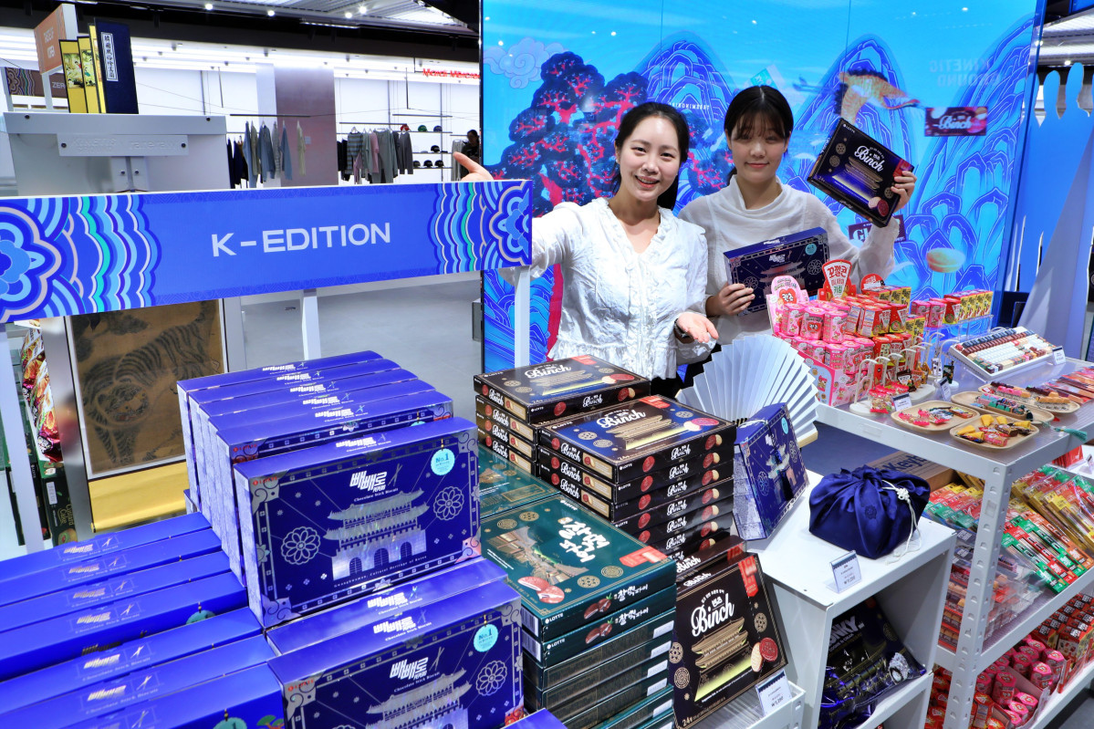 ▲서울시 중구 소공동 롯데백화점 본점 9층 키네틱 그라운드에서 진행 중인 'K스낵 하우스' 팝업 행사장에서 모델들이 상품을 소개하고 있다. (사진제공=롯데백화점)