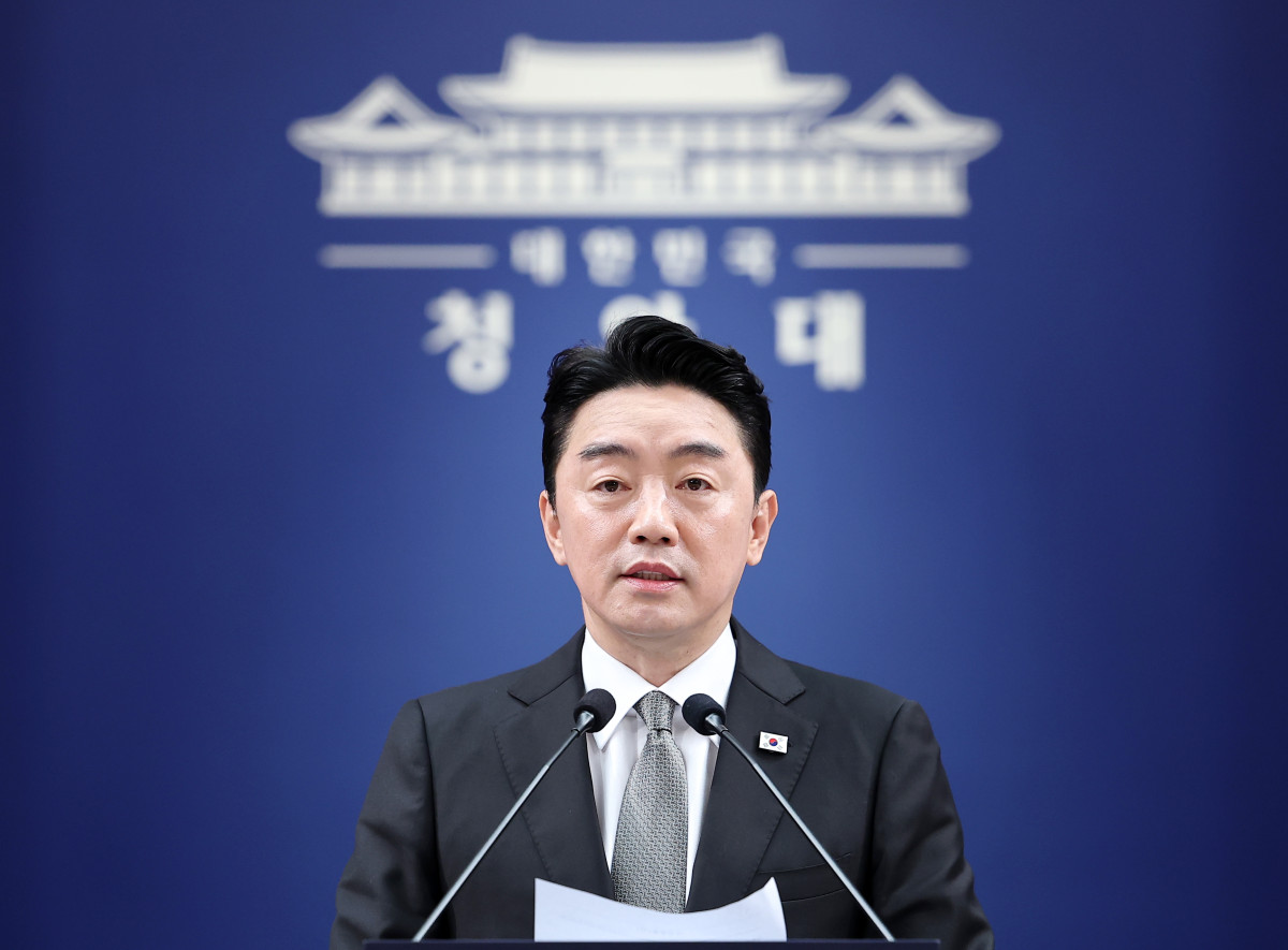 ▲강훈식 비서실장이 30일 청와대 춘추관에서 인사 관련 브리핑을 하고 있다. 강 비서실장은 브리핑을 통해 재정경재부 장관에는 이형일 1차관을, 법무부 장관에 더불어민주당 김승원 의원을, 국방부 장관에는 강신철 전 연합사 부사령관을 지명했다고 밝혔다. 또한 성평등가족부 장관에는 기본소득당 원내대표인 용혜인 의원을, 국토부 장관에는 홍지선 2차관을, 중소벤처기업부 장관에는 민주당 이소영 의원을, 국가인공지능전략위원회 부위원장에 하정우 전 AI수석을 지명했다. 또한 대통령 정무특별보좌관 김경수 전 경남지사를, 대통령비서실 AI미래기획수석비서관에는 조국혁신당 이해민 의원을, 대통령비서실 메가프로젝트 보좌관에 이원주 기후환경부 에너지전환정책실장을 발탁했다고 밝혔다. (연합뉴스)