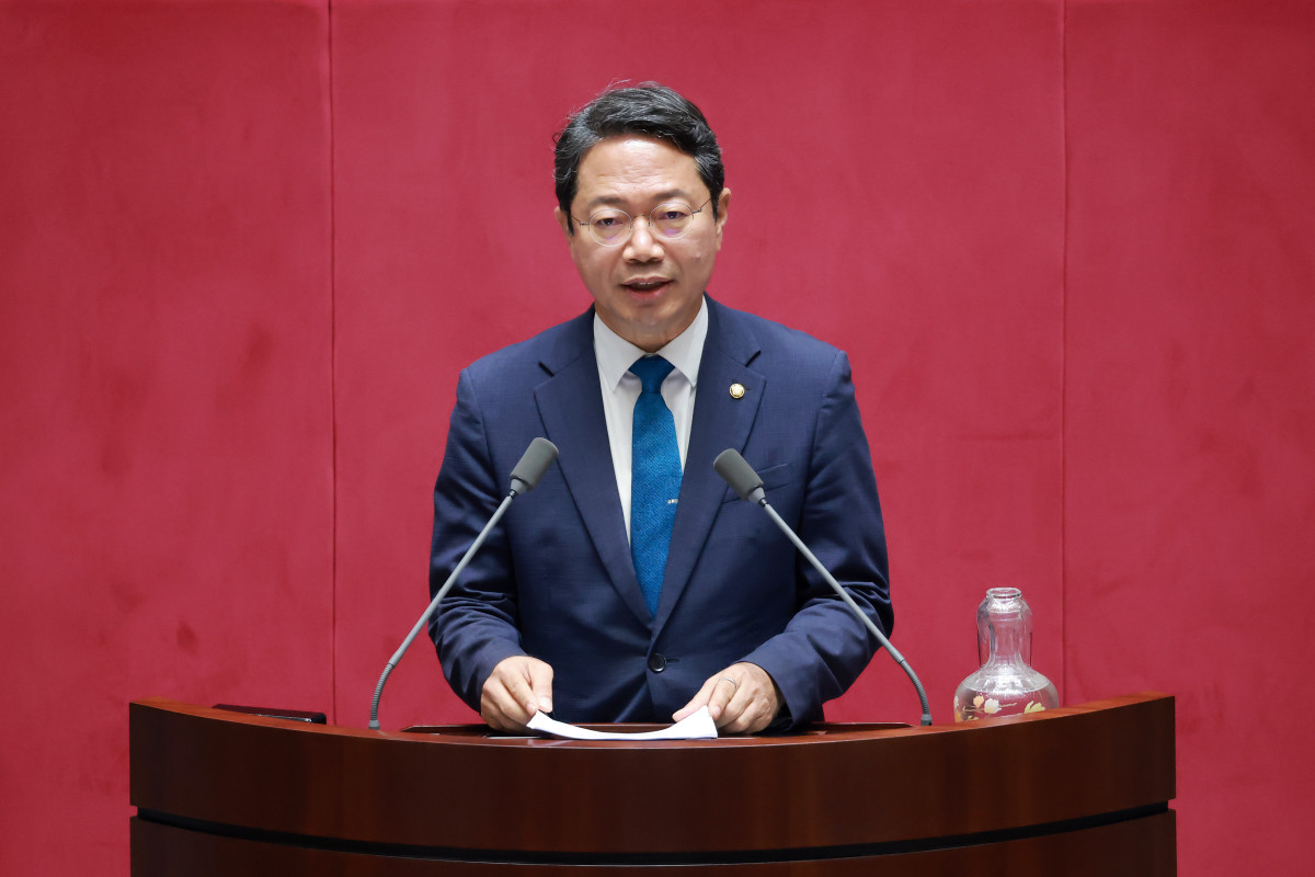 ▲국회 법제사법위원회 여당 간사인 더불어민주당 김승원 의원이 30일 국회에서 열린 7월 임시국회 제3차 본회의에서 검사의 보완수사권 폐지를 골자로 한 형사소송법 개정안에 대한 제안 설명하고 있다. (연합뉴스)