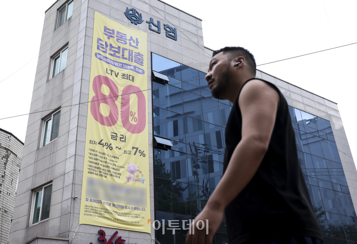 ▲한국은행이 기준금리를 연 3%로 인상한 가운데 30일 서울 시내의 한 은행 영업점 입구에 주택담보대출 상품 관련 현수막이 걸려있다. 최근 한국은행의 연이은 기준금리 인상으로 5대 시중은행의 고정형 주택담보대출 금리가 8%를 넘길 수 있다는 전망도 나오고 있다. 고성준 기자 joonko1@