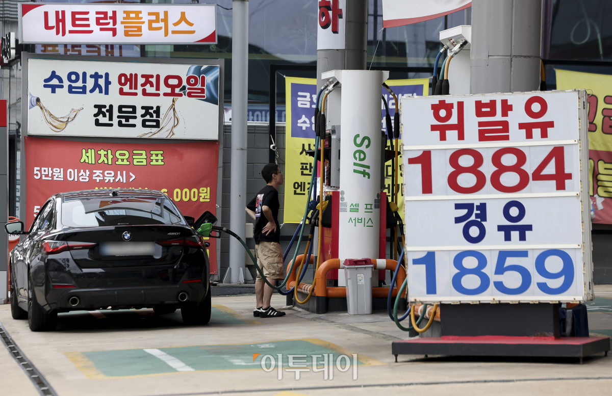▲전국 주유소에서 판매하는 휘발유와 경유 가격이 15주 연속 하락하고 있는 가운데 30일 서울 시내의 한 주유소를 찾은 시민들이 주유를 하고 있다. 이날 한국석유공사 유가정보시스템 오피넷에 따르면 8월 넷째 주(23∼27일) 전국 주유소의 휘발유 평균 판매가격은 L당 1861.3원으로 집계됐다. 이는 전주보다 1.2원 낮은 수준이다. 고성준 기자 joonko1@
