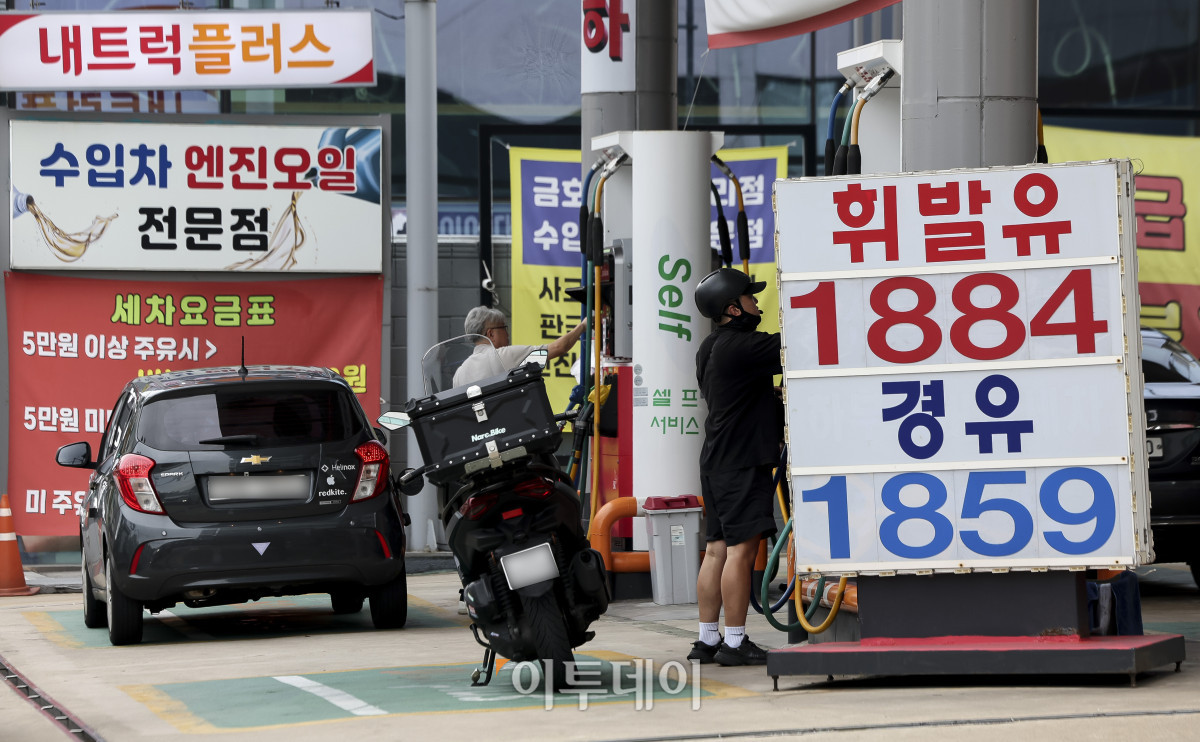▲전국 주유소에서 판매하는 휘발유와 경유 가격이 15주 연속 하락하고 있는 가운데 30일 서울 시내의 한 주유소를 찾은 시민들이 주유를 하고 있다. 이날 한국석유공사 유가정보시스템 오피넷에 따르면 8월 넷째 주(23∼27일) 전국 주유소의 휘발유 평균 판매가격은 L당 1861.3원으로 집계됐다. 이는 전주보다 1.2원 낮은 수준이다. 고성준 기자 joonko1@