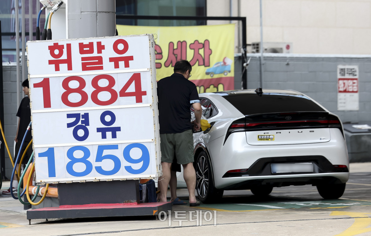 ▲전국 주유소에서 판매하는 휘발유와 경유 가격이 15주 연속 하락하고 있는 가운데 30일 서울 시내의 한 주유소를 찾은 시민들이 주유를 하고 있다. 이날 한국석유공사 유가정보시스템 오피넷에 따르면 8월 넷째 주(23∼27일) 전국 주유소의 휘발유 평균 판매가격은 L당 1861.3원으로 집계됐다. 이는 전주보다 1.2원 낮은 수준이다. 고성준 기자 joonko1@