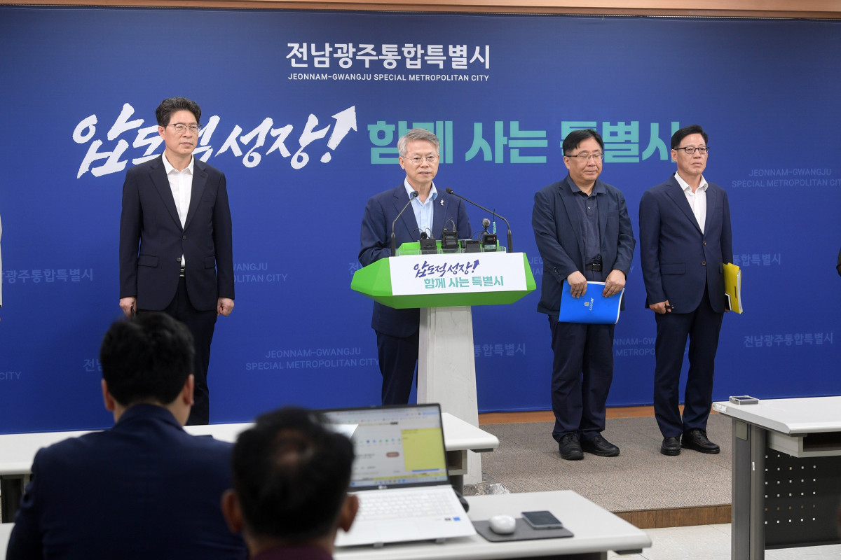 ▲민형배 전남광주통합특별시장이 30일 국립의대 신설 후보대학 선정 결과를 발표하고 있다. (사진제공=전남광주통합특별시)